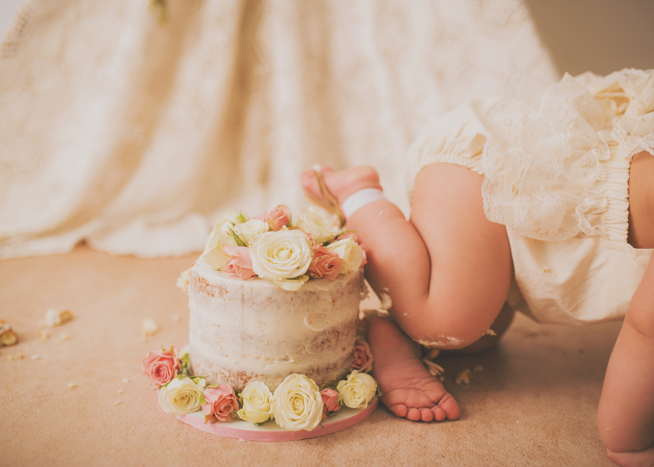 Florals and Lace Cake Smash by Iliasis Muniz Photography