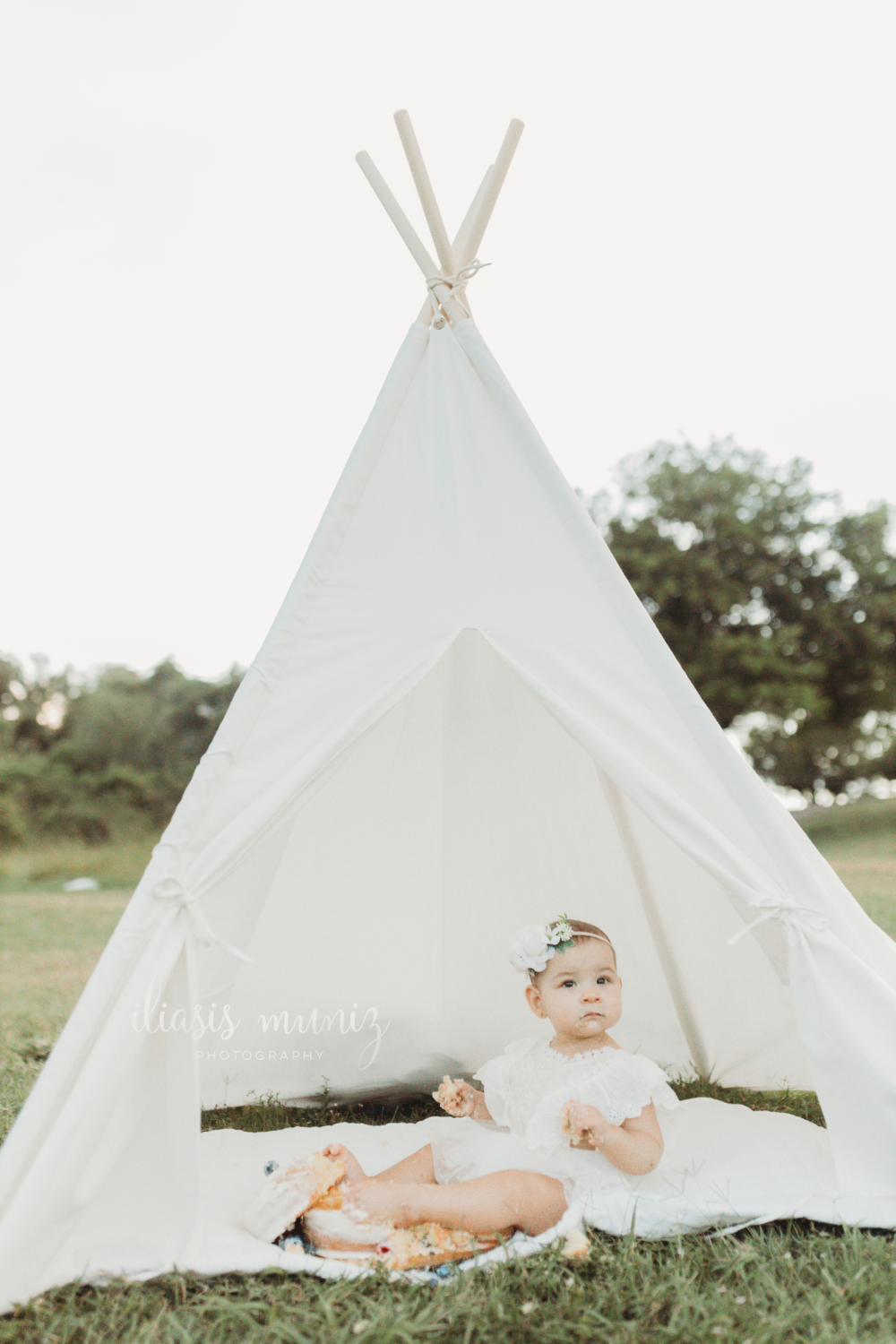 Simple Outdoor Cake Smash Session | Iliasis Muniz Photography